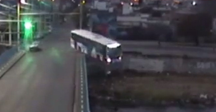 Un colectivo cayó de un puente tras un choque en Córdoba (Captura).
