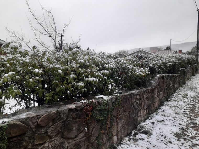 Los Hornillos, en Traslasierra, la nieve sorprendió a los vecinos