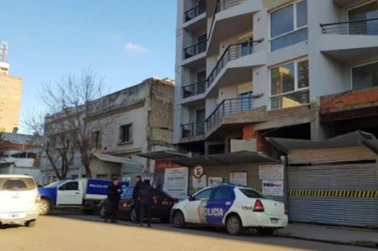 El edificio de Bahía Blanca del que cayó el obrero.