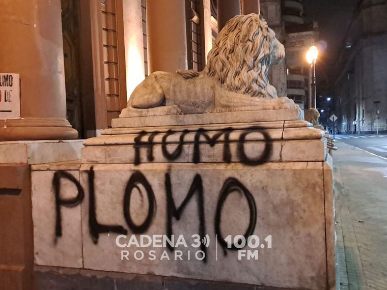 Paredes del la Municipalidad y la Catedral aparecieron pintadas este martes.