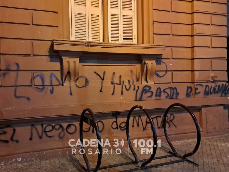 Paredes del la Municipalidad y la Catedral aparecieron pintadas este martes.