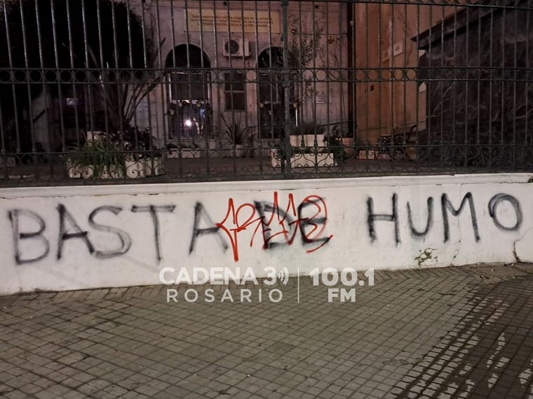 Paredes del la Municipalidad y la Catedral aparecieron pintadas este martes.