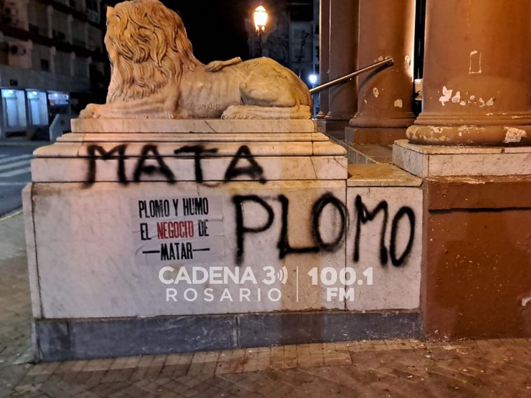 Paredes del la Municipalidad y la Catedral aparecieron pintadas este martes.