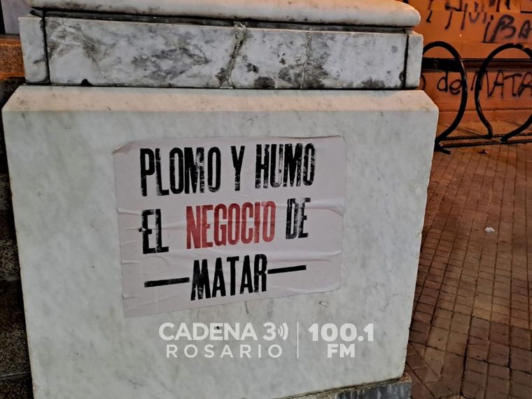 Paredes del la Municipalidad y la Catedral aparecieron pintadas este martes.