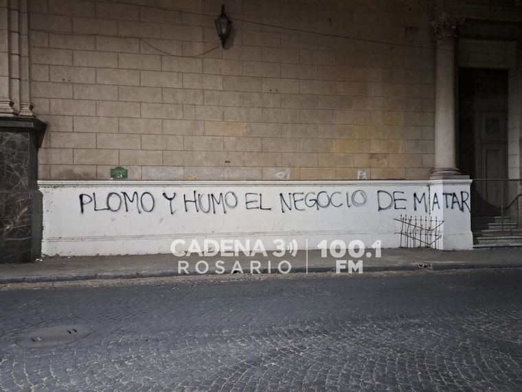 Paredes del la Municipalidad y la Catedral aparecieron pintadas este martes.