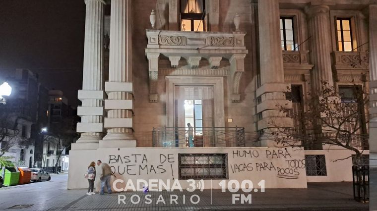 Fuertes escraches en las paredes de la sede de gobernación provincial.