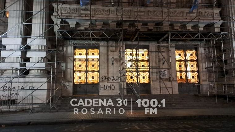Fuertes escraches en las paredes de la sede de gobernación provincial.