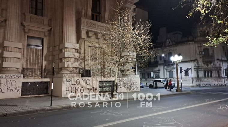 Fuertes escraches en las paredes de la sede de gobernación provincial.