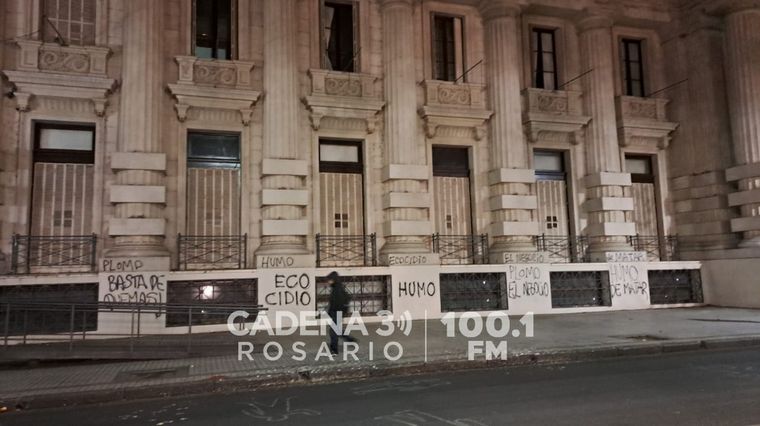 Fuertes escraches en las paredes de la sede de gobernación provincial.