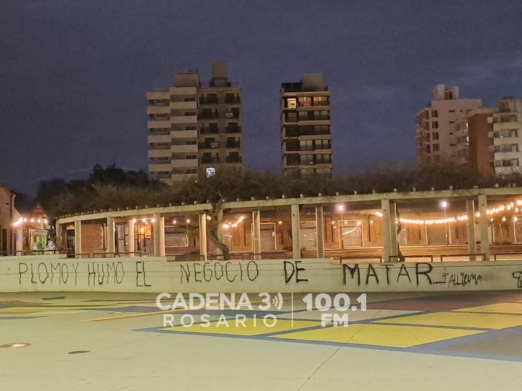 Las pintadas también llegaron al playón del Mercado del Patio.