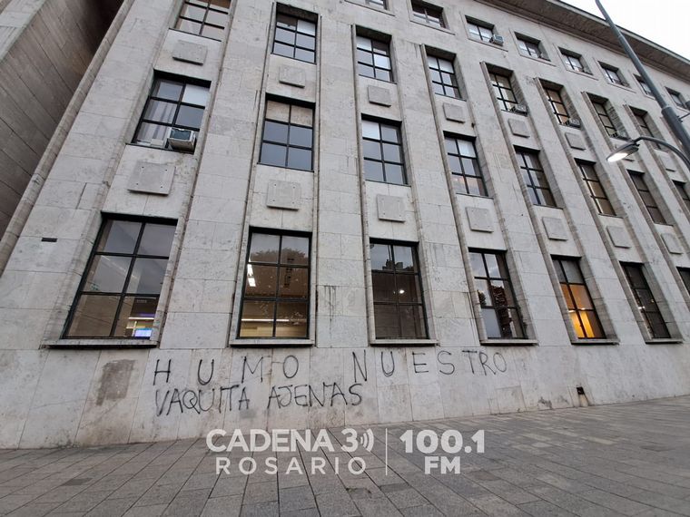 Vandalizaron el edificio de Tribunales provinciales y las letras corpóreas del río.