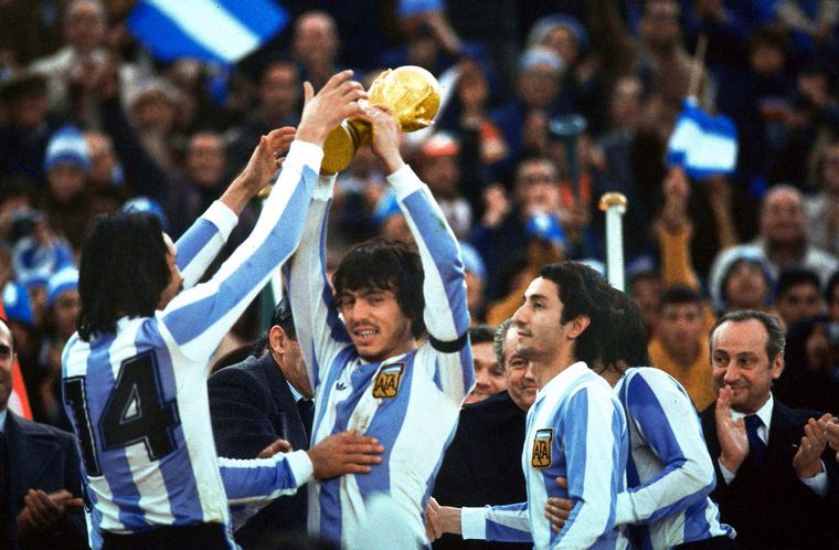 Daniel Passarella, el caudillo, junto a la copa en el '78.