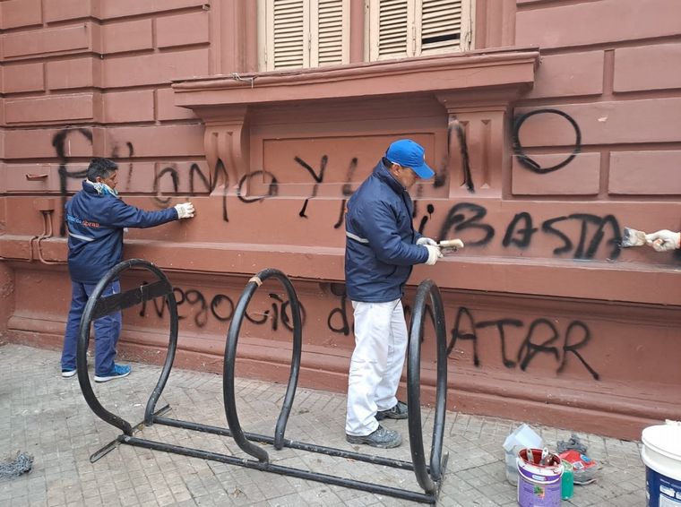 FOTO: La municipalidad limpia las pintadas de esta madrugada que vandalizaron edificios.