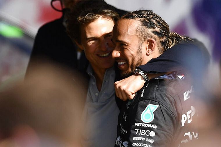 Hamilton tiene una fuerte amistad con Tom Cruise.