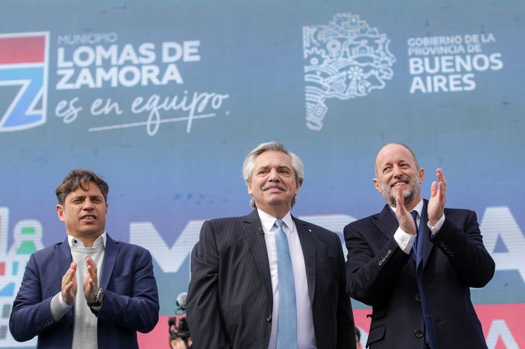 Fernández junto a Kicillof e Insaurralde durante el acto en Lomas de Zamora.