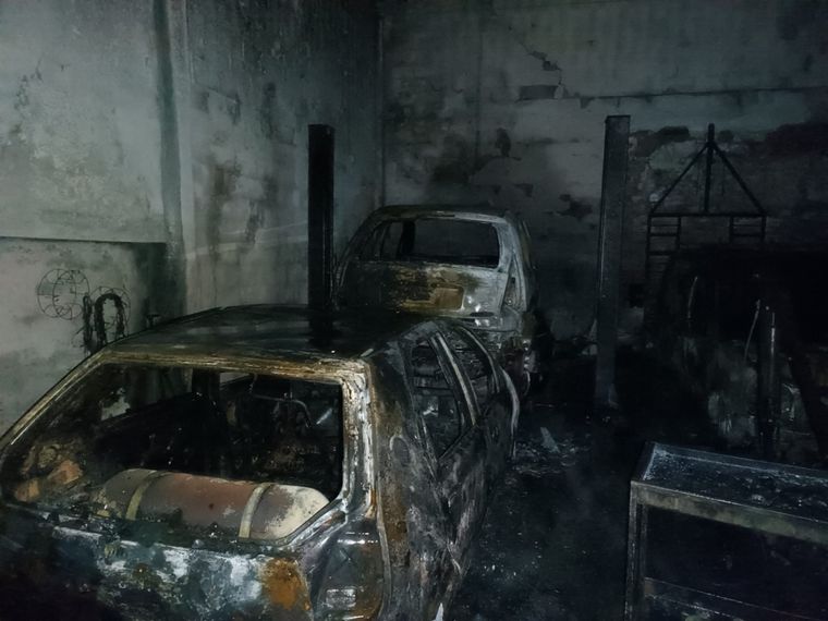 AUDIO: Se incendió un taller mecánico de chapa y pintura en barrio Rivadavia