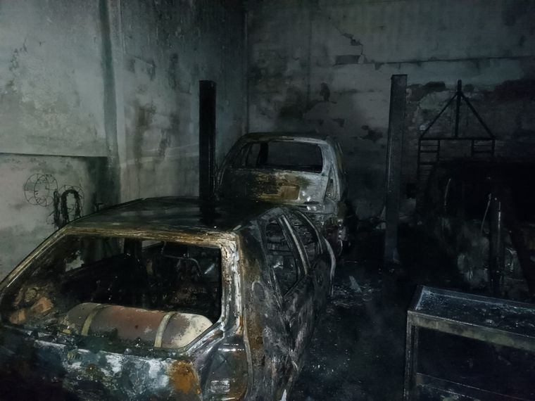 Incendio en el taller mecánico El Gallego, unos 10 autos se vieron afectados