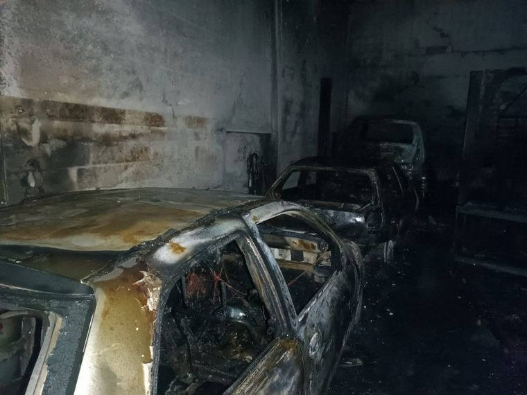 FOTO: Incendio en el taller mecánico El Gallego, unos 10 autos se vieron afectados