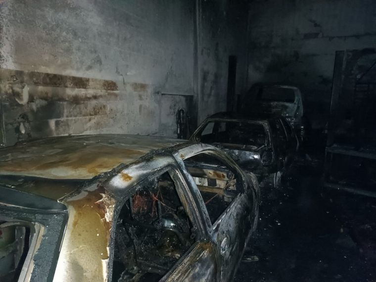 Incendio en el taller mecánico El Gallego, unos 10 autos se vieron afectados