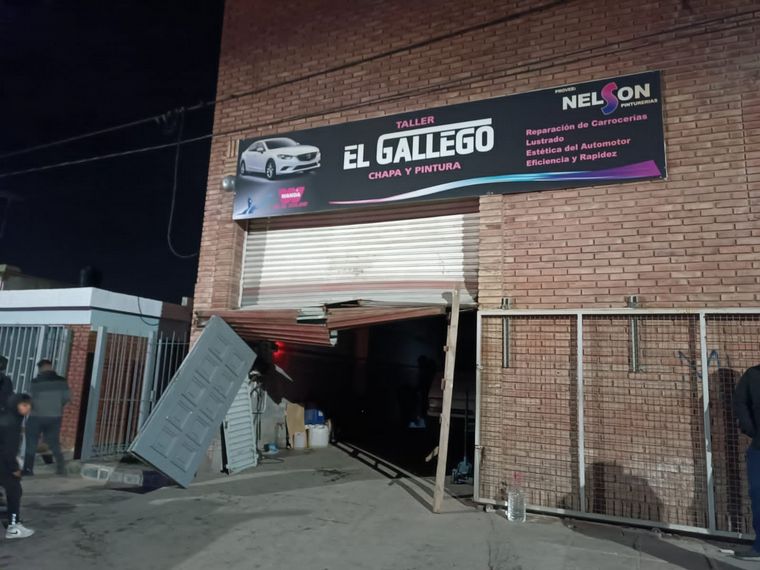 Incendio en el taller mecánico El Gallego, unos 10 autos se vieron afectados