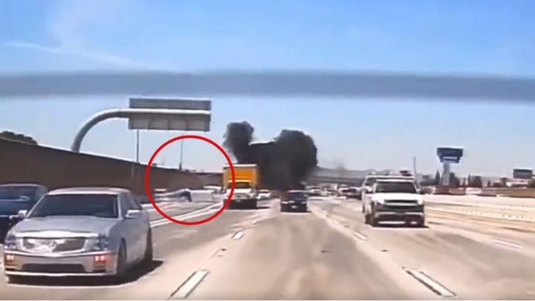Una avioneta se estrelló en una autopista de Estados Unidos.