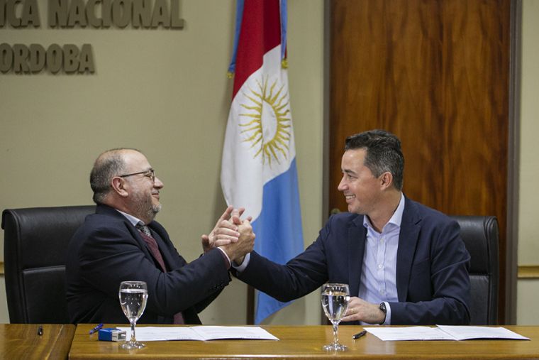 FOTO: Manuel Calvo y Héctor Macaño tras la firma del convenio