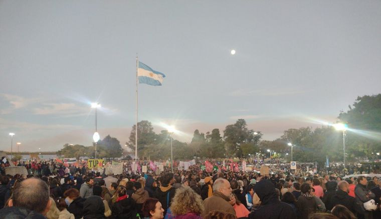 Manifestación en el Monumento por los incendios en las islas del Delta. 