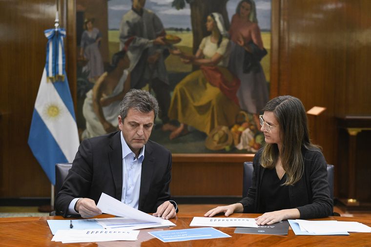 El ministro de Economía, Sergio Massa, y la directora de la Anses, Fernanda Raverta. 