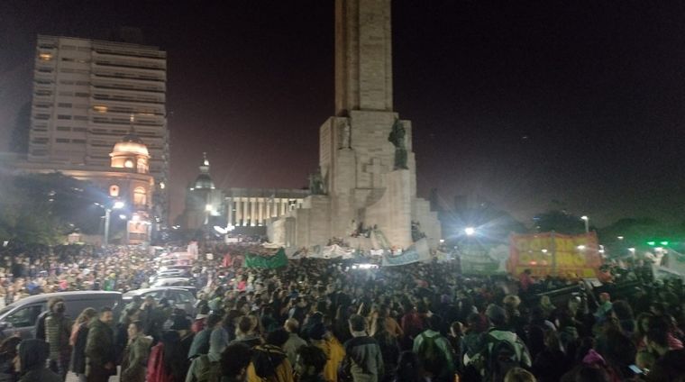Focos activos frente a Rosario en paralelo con la marcha al Monumento.