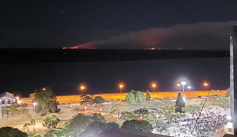 Focos activos frente a Rosario en paralelo con la marcha al Monumento.