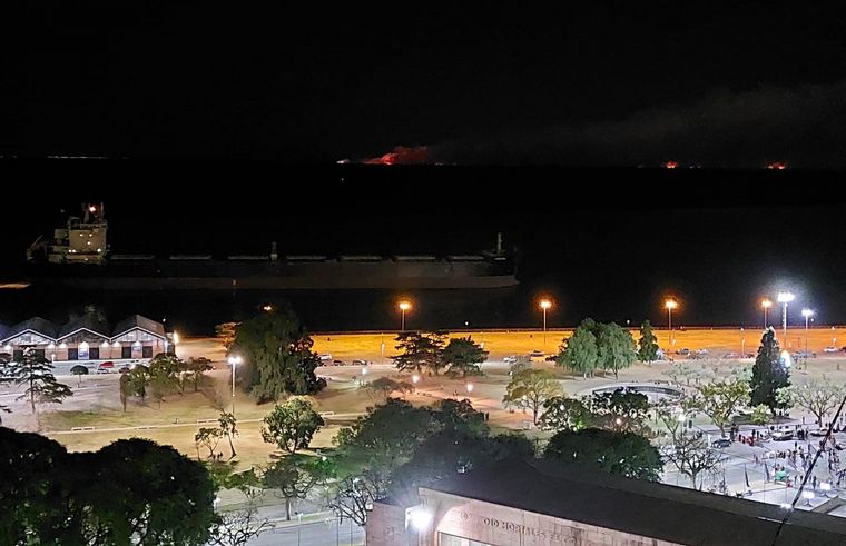 Focos activos frente a Rosario en paralelo con la marcha al Monumento.