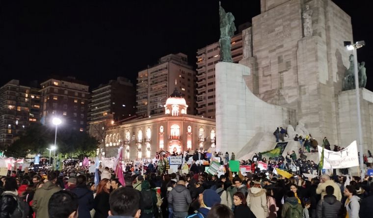 Focos activos frente a Rosario en paralelo con la marcha al Monumento.