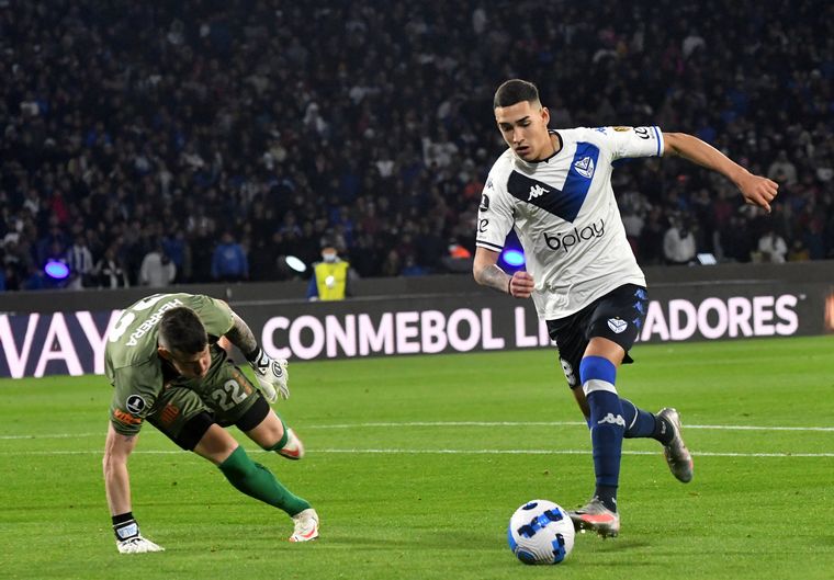 FOTO: Julián Fernández elude a Guido Herrera y anota el gol de la victoria de Vélez. 