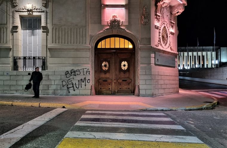 Nuevas pintadas en edificios públicos en reclamo por los incendios en las islas.