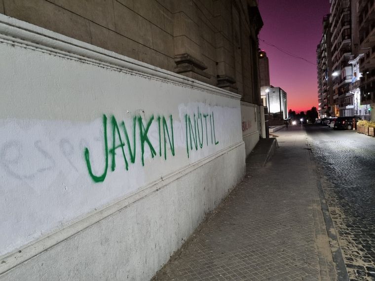 Nuevas pintadas en edificios públicos en reclamo por los incendios en las islas.