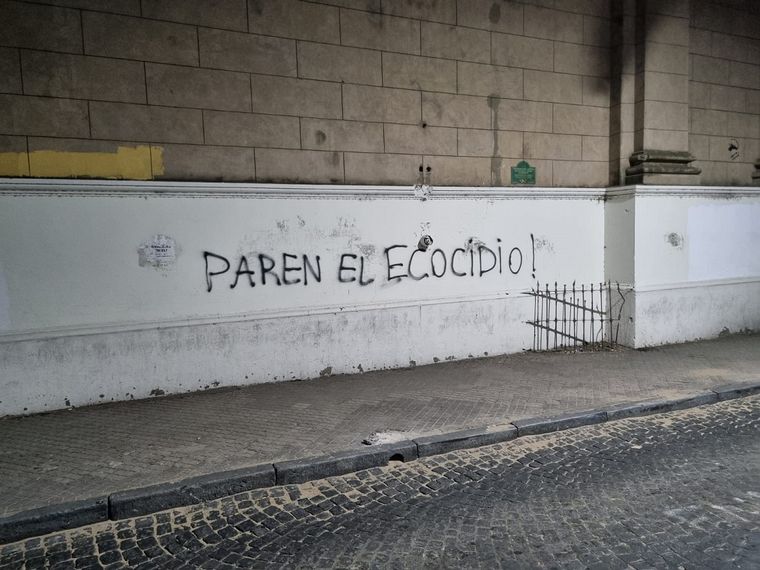 Nuevas pintadas en edificios públicos en reclamo por los incendios en las islas.