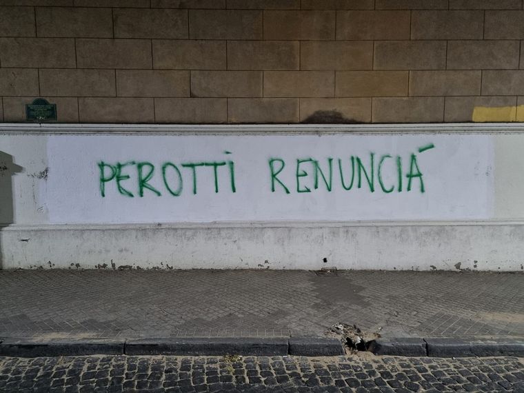 Nuevas pintadas en edificios públicos en reclamo por los incendios en las islas.