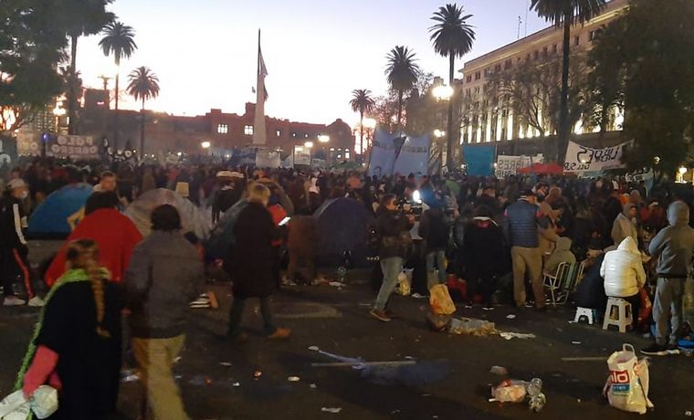 FOTO: Los movimientos sociales levantaron el acampe en Plaza de Mayo.