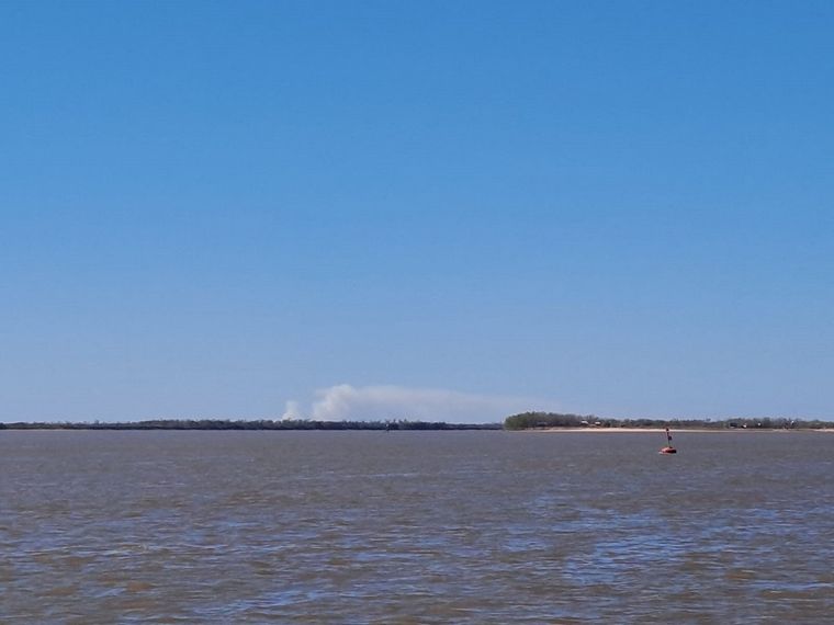 Volvieron los focos de incendios en las islas frente al Monumento a la Bandera.