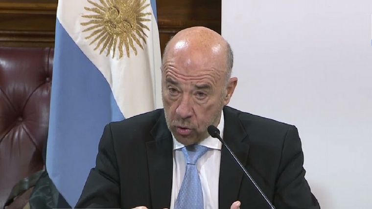 FOTO: Embajador argentino cruzó a diputado que criticó a Alberto Fernández