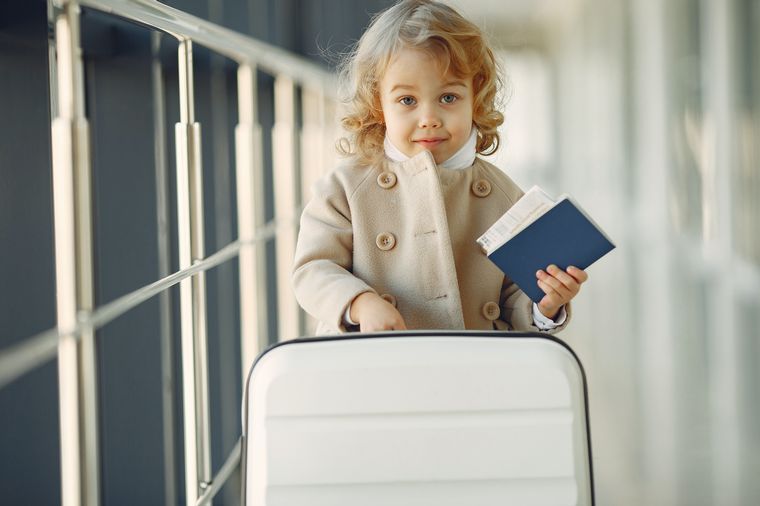FOTO: ¿Sabías que un menor necesita autorización para ir al exterior sin sus padres?