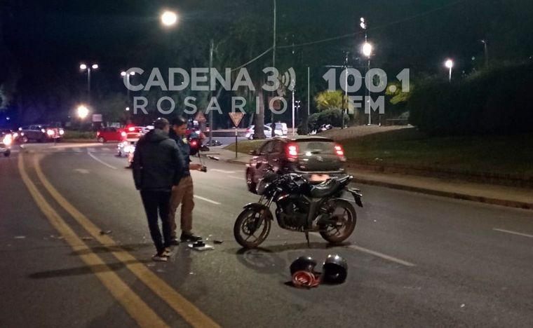 Secuencia de siniestros con motos y una camioneta en cruce de avenidas en Rosario. 
