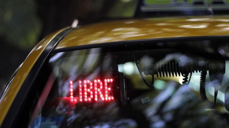 FOTO: Taxista agarró a bastonazos a un pasajero tras mil vueltas y demora en el pago. 