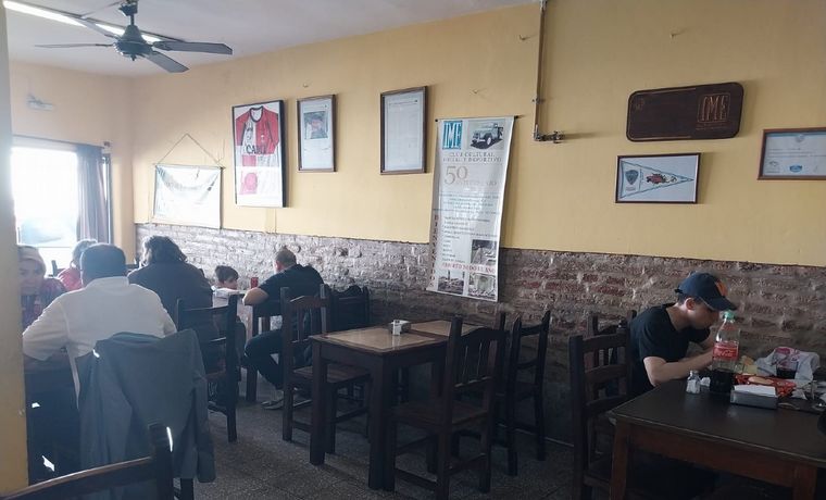 AUDIO: Orlando Morales visitó el tradicional bodegón "Club IME" en Alberdi