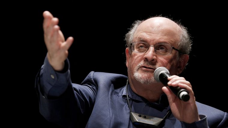 FOTO: Salman Rushdie fue atacado durante una conferencia en Nueva York (Foto: El País).
