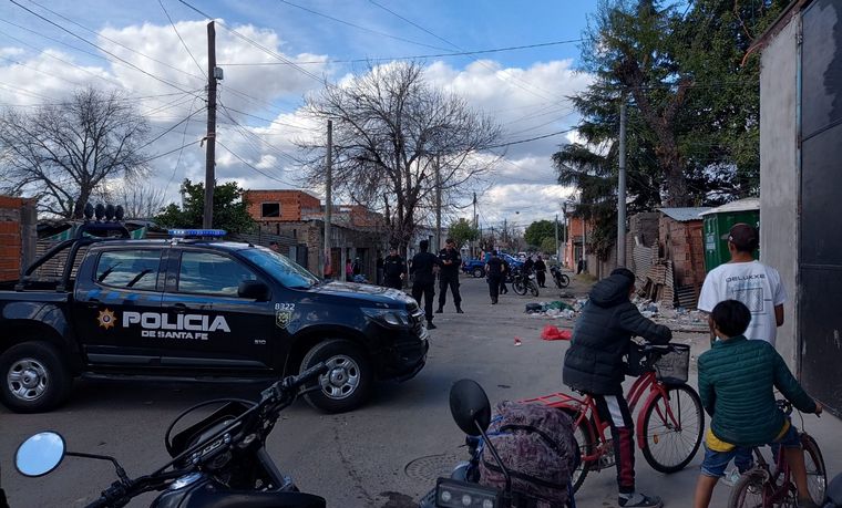 Robo y persecución policial dejó dos heridos en barrio Cinco Esquinas.