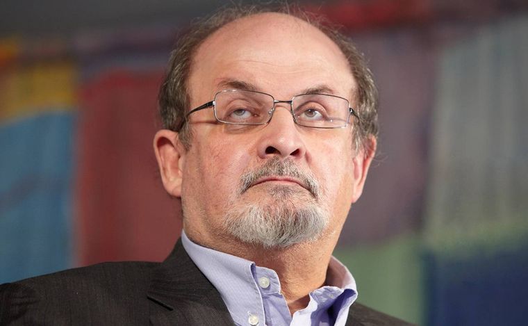 FOTO: Quién es Salman Rushdie, el escritor que irrita a los gobiernos y fue apuñalado