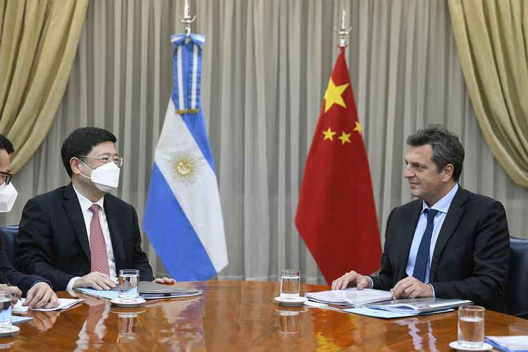 FOTO: Massa y el embajador chino acordaron ''promover proyectos '' para el desarrollo.