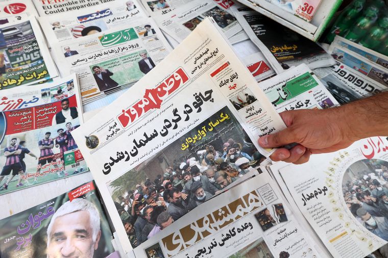 FOTO: Los diarios iraníes apoyaron el ataque contra Salman Rushdie en EE.UU.