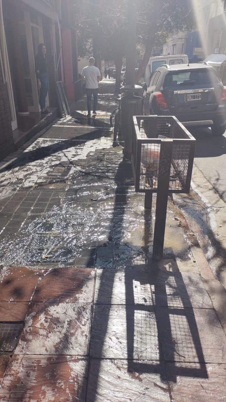 FOTO: Una comerciante debió cerrar sus puertas debido a que el agua ingresó a su local.